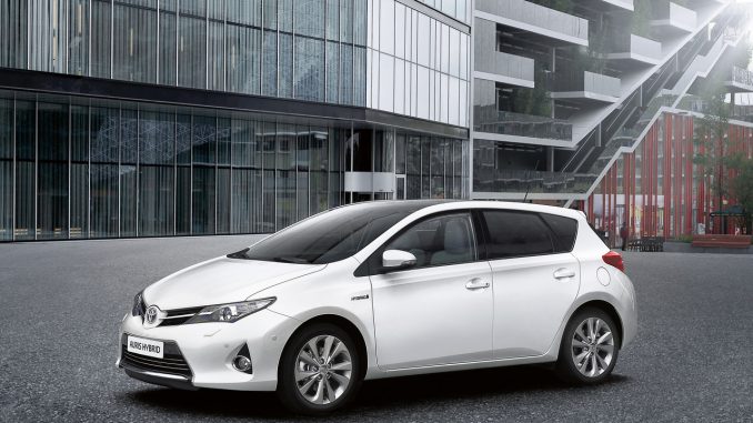 11095-toyota-auris-hybrid